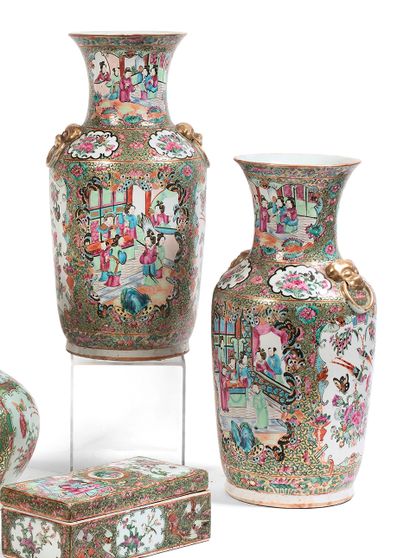 CHINE, Canton - XIXe siècle Paire de vases balustre en porcelaine émaillée polychrome...