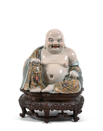 CHINE - XXe siècle Statuette de Budai en porcelaine émaillée polychrome, assis en...