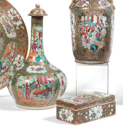 CHINE, Canton - XIXe siècle Ensemble en porcelaine émaillée polychrome et or comprenant...