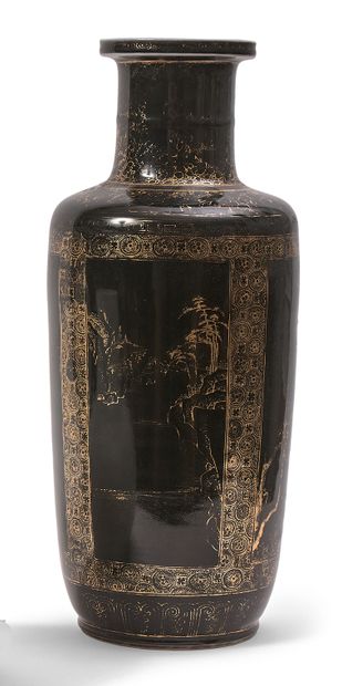 CHINE - XVIIIe siècle Vase rouleau en porcelaine émaillée noire et or à décor sur...