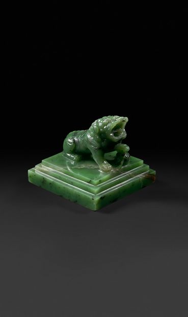 CHINE - époque Qianlong (1736-1795) 
Cachet de forme carrée en néphrite vert épinard...