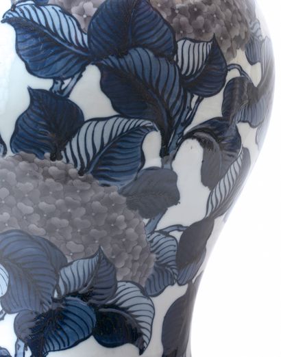JAPON - XXe siècle Grand vase balustre en porcelaine à décor en bleu sous couverte...