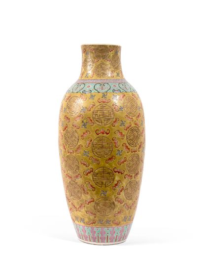 CHINE - Début du XXe siècle Vase de forme balustre en porcelaine émaillée polychrome...