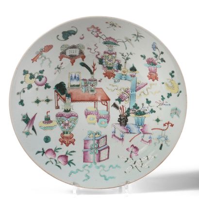 CHINE - Vers 1900 Plat rond en porcelaine émaillée polychrome dans le style de la...