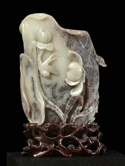 CHINE - XVIIIe siècle Vase en néphrite céladon en forme de fleur de lotus à décor...