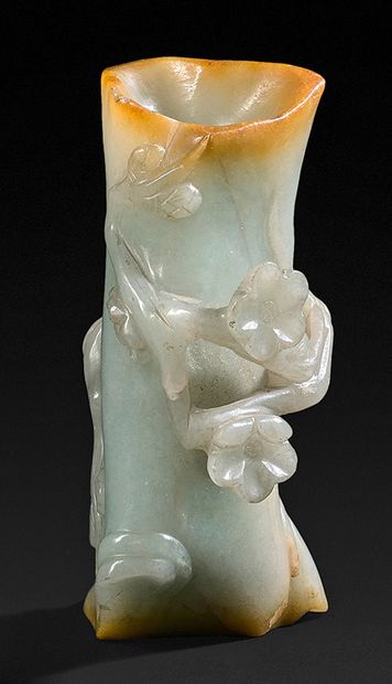 CHINE - XIXe siècle Petit vase en jadéite sculptée formant tronc à décor sculpté...