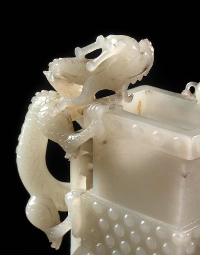 CHINE - XVIIIe siècle Vase rectangulaire de forme « gu » en néphrite blanche à décor...