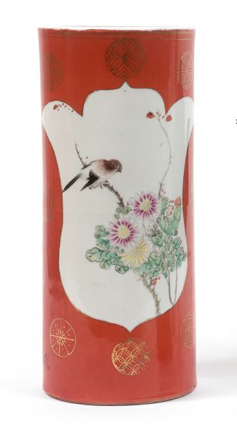 CHINE - XXe siècle Pot à pinceau en porcelaine émaillée polychrome et or de grue...