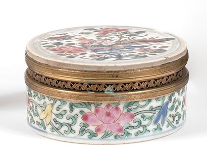 CHINE - XVIIIe siècle Boîte ronde en porcelaine émaillée polychrome à décor de la...