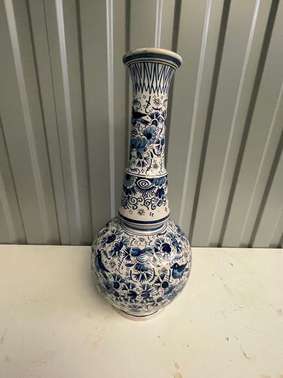 null Vase à col renflé. DELFT fin XIXe siècle. 

H. 43 cm.
