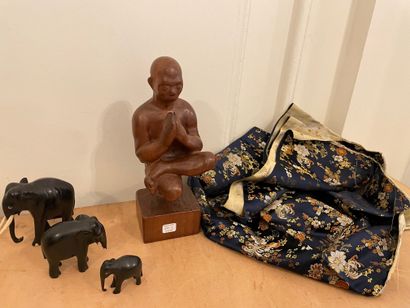 null Suite de trois éléphants en bois noirci et sculpture en bois d'un homme en prière...