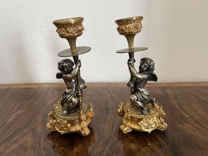 null PAIRE D'ANGES CEROFERAIRES en bronze doré et argenté formant flambeaux.

(Usure...