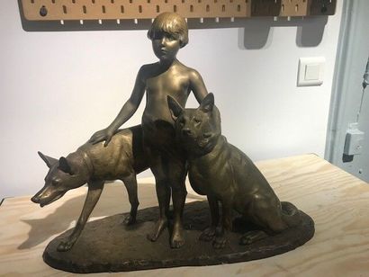 null L. RICHE :" fille aux deux chiens", bronze à patine doré.