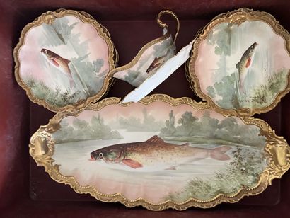 null Mannette: Porcelain fish service including 12 plates, long dish and sauce b...