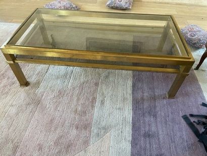 null Table basse en bronze doré, plateau en verre fumé.

38 x 12 x 60 cm.