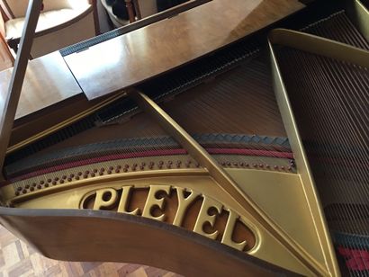 null Piano dit « crapaud » en placage d'acajou de marque Pleyel, Paris, pieds gaine.

N°...