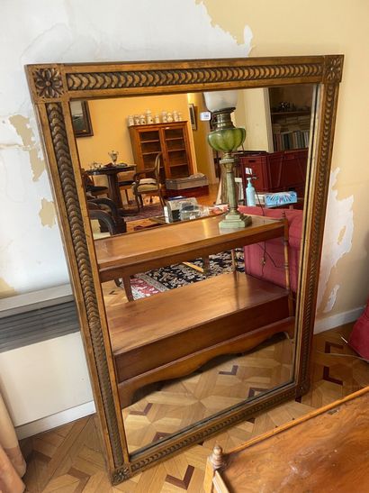 null Miroir rectangulaire, cadre en bois et stuc doré.

XIXe siècle. 

110x75cm.