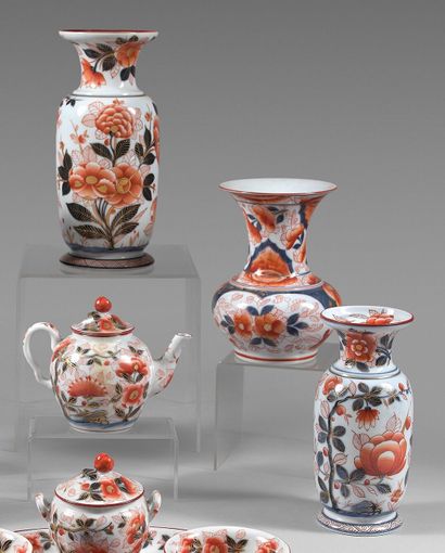  BAYEUX 
Trois vases à cols rétrécis décorés en bleu, rouge et or de branchages fleuris....