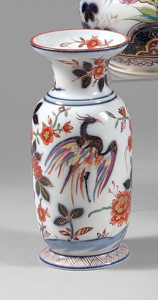 null BAYEUX

Vase à col rétréci, à décor polychrome et or sur le corps de chinois...