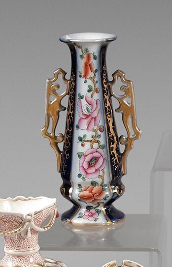  BAYEUX 
Vase de forme allongée, à décor polychrome et or de guirlandes fleuries...