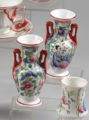 null BAYEUX

Paire de petits vases munis d'anses, à décor polychrome de motifs fleuris...