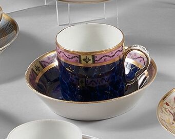 null PARIS, Locré

Tasse litron et sa sous-tasse, à décor polychrome et or de guirlandes...