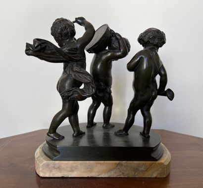 null Statuette en bronze patiné figurant trois putti musiciens d'après Clodion. 

Socle...