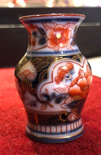null BAYEUX

Vase miniature décoré en bleu, rouge et or de paniers fleuris et guirlandes....