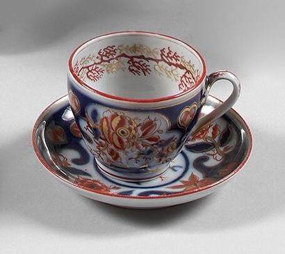  BAYEUX 
Pot droit et une tasse et sa soucoupe décorés en bleu, rouge et or de motifs...