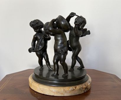 Statuette en bronze patiné figurant trois...