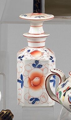  BAYEUX 
Flacon, pot à lait et vase à col décorés en bleu, rouge et or de motifs...