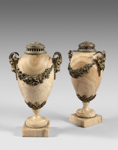 Paire de vases simulés ovoïdes en albâtre...