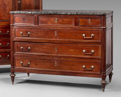 null Moulded mahogany chest of drawers opening to six drawers on four rows. Round...
