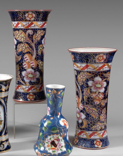 null BAYEUX

Paire de grands vases cornet, à décor polychrome et or d'un fond bleu...