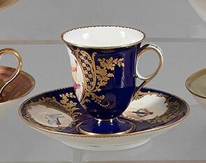 null SÈVRES (genre de) 

Tasse à glace et sa soucoupe, à décor polychrome d'amours...