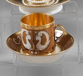 null PARIS, Locré 

Tasse litron et sa sous-tasse, à décor polychrome et or de guirlandes...