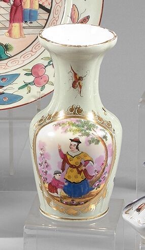  BAYEUX 
Petit vase à col, à décor polychrome et or de scènes chinoises dans des...