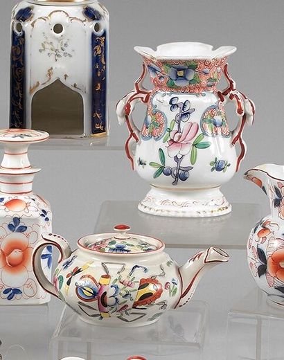 null BAYEUX

Vase aplati à décor polychrome de personnages chinois et de motifs fleuris....