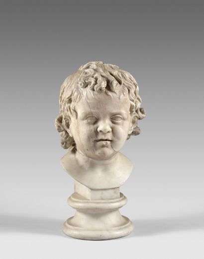 Buste d'enfant bouclé sur un socle en marbre...