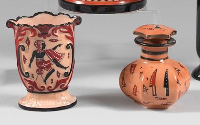  BAYEUX 
Flacon couvert et vase aplati décorés en noir et orange de motifs égyptiens...