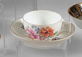 null ALLEMAGNE, Meissen 

Tasse à thé et sa sous-tasse, à décor polychrome de fleurs...