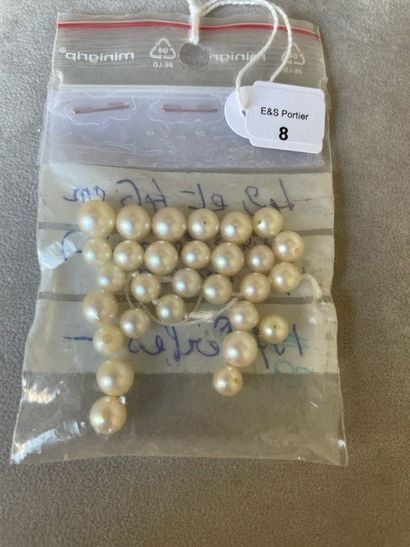 null Lot of twenty-nine cultured pearls in fall.