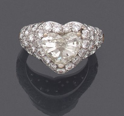 null Bague en or gris 750 millièmes ornée d'un diamant de forme coeur dans un entourage...