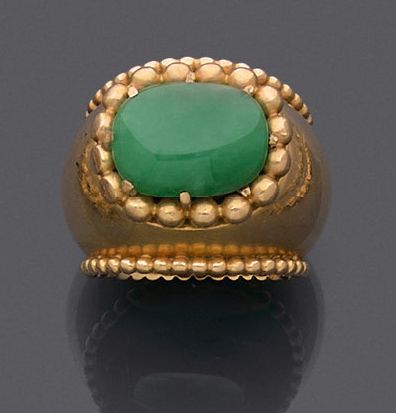 null Bague en or jaune 750 millièmes ornée d'un cabochon de jade jadéïte.
Tour de...