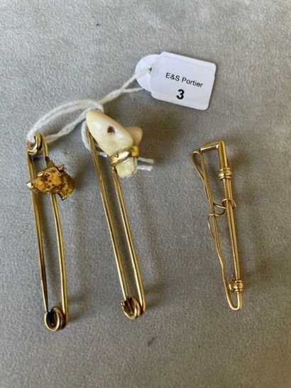 null Lot including: a brooch in yellow gold 750 thousandths decorated with fangs...