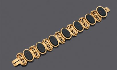 null Bracelet articulé en or jaune 750 millièmes composé de sept motifs ovales sertis...