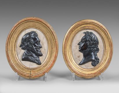 null Paire de petits médaillons en bronze aux profils d'Henri IV et de Louis XV lauré...