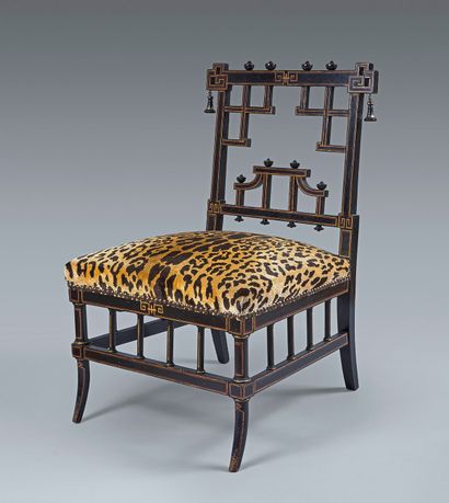 null Chaise basse en bois laqué noir et filets dorés à dossier ajouré à décor chinois...