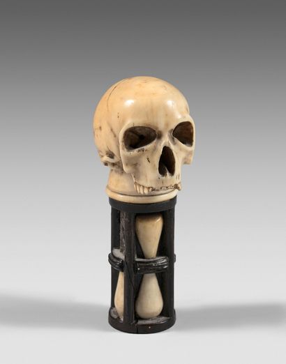 null Pommeau de canne en ivoire sculpté d'une tête de mort sur un socle en ébène...