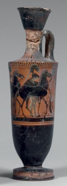 null Lecythe à figure noire. Trois hoplites et leurs chevaux. Col et pied cassés,...